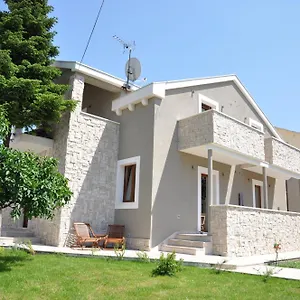 Gostinjska kuća Lucica